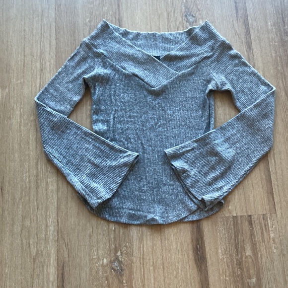 NWOT Lulu’s gray off shouldersweater - Picture 2 of 5